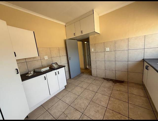 2 BEDROOM TOWNHOUSE FOR SALE IN VANDERBIJLPARK CW 5